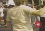 Standbild Demonstranten des United Klans of America marschieren Mobile Alabama USA, 1977, aus Sekunde 32 historischem Filmmaterial Videoclip 65675079581