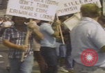 Standbild Demonstranten des United Klans of America marschieren Mobile Alabama USA, 1977, aus Sekunde 35 historischem Filmmaterial Videoclip 65675079581