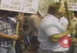 Standbild Demonstranten des United Klans of America marschieren Mobile Alabama USA, 1977, aus Sekunde 36 historischem Filmmaterial Videoclip 65675079581