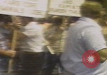 Standbild Demonstranten des United Klans of America marschieren Mobile Alabama USA, 1977, aus Sekunde 37 historischem Filmmaterial Videoclip 65675079581