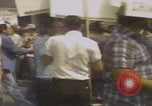 Standbild Demonstranten des United Klans of America marschieren Mobile Alabama USA, 1977, aus Sekunde 39 historischem Filmmaterial Videoclip 65675079581
