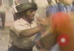 Standbild Demonstranten des United Klans of America marschieren Mobile Alabama USA, 1977, aus Sekunde 48 historischem Filmmaterial Videoclip 65675079581