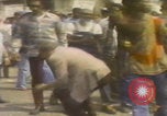 Standbild Demonstranten des United Klans of America marschieren Mobile Alabama USA, 1977, aus Sekunde 54 historischem Filmmaterial Videoclip 65675079581