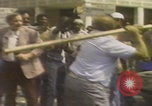 Standbild Demonstranten des United Klans of America marschieren Mobile Alabama USA, 1977, aus Sekunde 56 historischem Filmmaterial Videoclip 65675079581