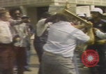 Standbild Demonstranten des United Klans of America marschieren Mobile Alabama USA, 1977, aus Sekunde 57 historischem Filmmaterial Videoclip 65675079581