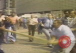 Standbild Demonstranten des United Klans of America marschieren Mobile Alabama USA, 1977, aus Sekunde 59 historischem Filmmaterial Videoclip 65675079581