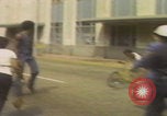Standbild Demonstranten des United Klans of America marschieren Mobile Alabama USA, 1977, aus Sekunde 62 historischem Filmmaterial Videoclip 65675079581