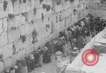 Standbild Islamische Prozession Felsendom Jerusalem Jerusalem Palästina, 1941, aus Sekunde 61 historischem Filmmaterial Videoclip 65675079615