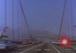 Immagine di Guida sul Golden Gate Bridge di San Francisco San Francisco California USA, 1969, secondo 14 filmato di repertorio 65675079620