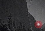 Standbild Touristen am Tioga Mountain Pass California United States USA, 1937, aus Sekunde 26 historischem Filmmaterial Videoclip 65675079628