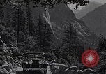 Standbild Touristen am Tioga Mountain Pass California United States USA, 1937, aus Sekunde 30 historischem Filmmaterial Videoclip 65675079628