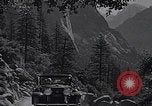 Standbild Touristen am Tioga Mountain Pass California United States USA, 1937, aus Sekunde 32 historischem Filmmaterial Videoclip 65675079628