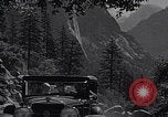 Standbild Touristen am Tioga Mountain Pass California United States USA, 1937, aus Sekunde 35 historischem Filmmaterial Videoclip 65675079628