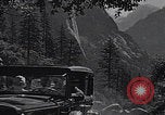 Standbild Touristen am Tioga Mountain Pass California United States USA, 1937, aus Sekunde 36 historischem Filmmaterial Videoclip 65675079628