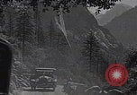 Standbild Touristen am Tioga Mountain Pass California United States USA, 1937, aus Sekunde 38 historischem Filmmaterial Videoclip 65675079628