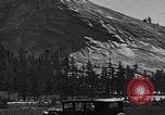 Standbild Touristen im Yosemite-Nationalpark California United States USA, 1937, aus Sekunde 21 historischem Filmmaterial Videoclip 65675079629