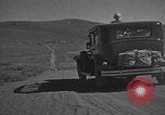 Standbild Besuch der Geisterstadt Brodie durch Touristen California United States USA, 1937, aus Sekunde 8 historischem Filmmaterial Videoclip 65675079632