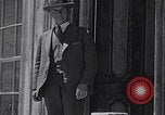 Standbild Besuch der Geisterstadt Brodie durch Touristen California United States USA, 1937, aus Sekunde 28 historischem Filmmaterial Videoclip 65675079632