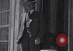Standbild Besuch der Geisterstadt Brodie durch Touristen California United States USA, 1937, aus Sekunde 31 historischem Filmmaterial Videoclip 65675079632