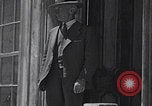 Standbild Besuch der Geisterstadt Brodie durch Touristen California United States USA, 1937, aus Sekunde 36 historischem Filmmaterial Videoclip 65675079632