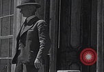 Standbild Besuch der Geisterstadt Brodie durch Touristen California United States USA, 1937, aus Sekunde 45 historischem Filmmaterial Videoclip 65675079632