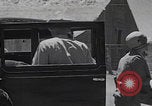 Standbild Besuch der Geisterstadt Brodie durch Touristen California United States USA, 1937, aus Sekunde 48 historischem Filmmaterial Videoclip 65675079632