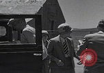Standbild Besuch der Geisterstadt Brodie durch Touristen California United States USA, 1937, aus Sekunde 50 historischem Filmmaterial Videoclip 65675079632