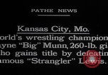 Immagine di Wayne Bigg Munn in posa Kansas City Missouri USA, 1925, secondo 4 filmato di repertorio 65675079645