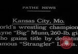 Immagine di Wayne Bigg Munn in posa Kansas City Missouri USA, 1925, secondo 5 filmato di repertorio 65675079645
