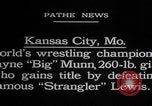 Immagine di Wayne Bigg Munn in posa Kansas City Missouri USA, 1925, secondo 8 filmato di repertorio 65675079645