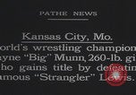 Immagine di Wayne Bigg Munn in posa Kansas City Missouri USA, 1925, secondo 11 filmato di repertorio 65675079645