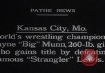 Immagine di Wayne Bigg Munn in posa Kansas City Missouri USA, 1925, secondo 12 filmato di repertorio 65675079645
