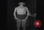 Immagine di Wayne Bigg Munn in posa Kansas City Missouri USA, 1925, secondo 19 filmato di repertorio 65675079645