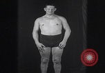 Immagine di Wayne Bigg Munn in posa Kansas City Missouri USA, 1925, secondo 21 filmato di repertorio 65675079645
