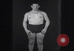 Immagine di Wayne Bigg Munn in posa Kansas City Missouri USA, 1925, secondo 22 filmato di repertorio 65675079645