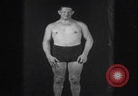 Immagine di Wayne Bigg Munn in posa Kansas City Missouri USA, 1925, secondo 23 filmato di repertorio 65675079645