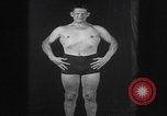 Immagine di Wayne Bigg Munn in posa Kansas City Missouri USA, 1925, secondo 24 filmato di repertorio 65675079645