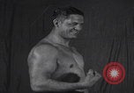 Immagine di Wayne Bigg Munn in posa Kansas City Missouri USA, 1925, secondo 26 filmato di repertorio 65675079645