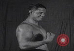 Immagine di Wayne Bigg Munn in posa Kansas City Missouri USA, 1925, secondo 27 filmato di repertorio 65675079645