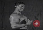 Immagine di Wayne Bigg Munn in posa Kansas City Missouri USA, 1925, secondo 28 filmato di repertorio 65675079645