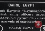 Immagine di Ufficiali dell'esercito britannico che scalano le piramidi Il Cairo, Egitto, 1925, secondo 1 filmato di repertorio 65675079646