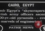 Immagine di Ufficiali dell'esercito britannico che scalano le piramidi Il Cairo, Egitto, 1925, secondo 3 filmato di repertorio 65675079646