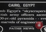 Immagine di Ufficiali dell'esercito britannico che scalano le piramidi Il Cairo, Egitto, 1925, secondo 4 filmato di repertorio 65675079646