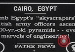 Immagine di Ufficiali dell'esercito britannico che scalano le piramidi Il Cairo, Egitto, 1925, secondo 6 filmato di repertorio 65675079646