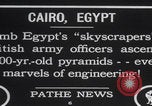Immagine di Ufficiali dell'esercito britannico che scalano le piramidi Il Cairo, Egitto, 1925, secondo 7 filmato di repertorio 65675079646