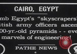 Immagine di Ufficiali dell'esercito britannico che scalano le piramidi Il Cairo, Egitto, 1925, secondo 8 filmato di repertorio 65675079646