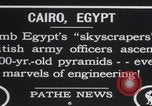 Immagine di Ufficiali dell'esercito britannico che scalano le piramidi Il Cairo, Egitto, 1925, secondo 9 filmato di repertorio 65675079646