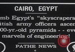 Immagine di Ufficiali dell'esercito britannico che scalano le piramidi Il Cairo, Egitto, 1925, secondo 10 filmato di repertorio 65675079646