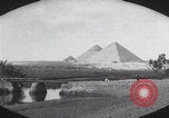 Immagine di Ufficiali dell'esercito britannico che scalano le piramidi Il Cairo, Egitto, 1925, secondo 11 filmato di repertorio 65675079646