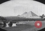 Immagine di Ufficiali dell'esercito britannico che scalano le piramidi Il Cairo, Egitto, 1925, secondo 12 filmato di repertorio 65675079646
